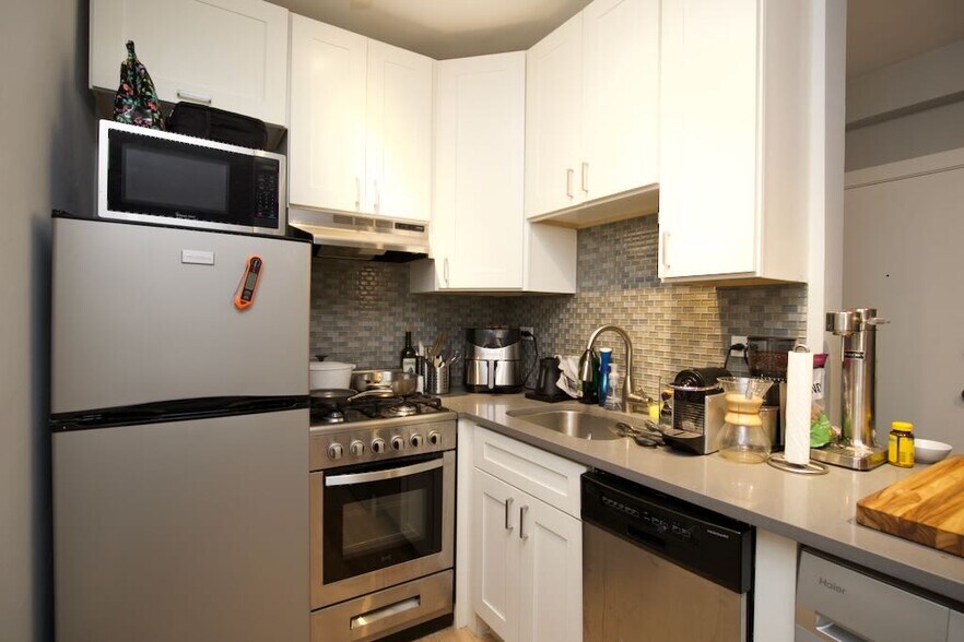 Building Photo - 535 W Belmont Ave