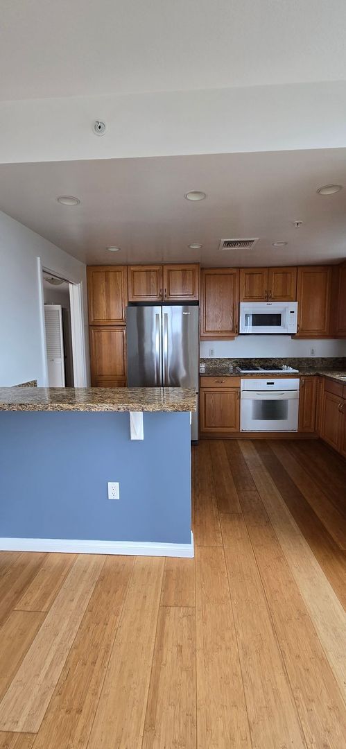 Building Photo - Modern 2 Bed, 2 Bath Condo in the Heart of...