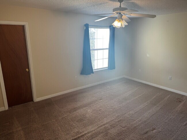 Building Photo - "Charming 2-Bedroom Townhouse in Fort Walton Beach!"