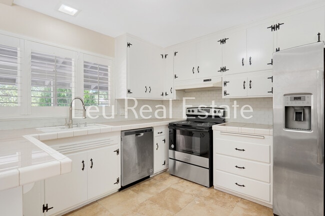 Building Photo - 6640 S Land Park Dr