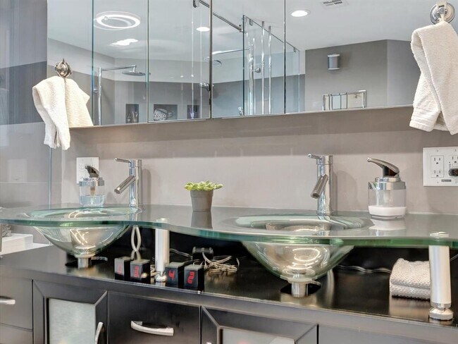 Building Photo - 555 5th Ave NE