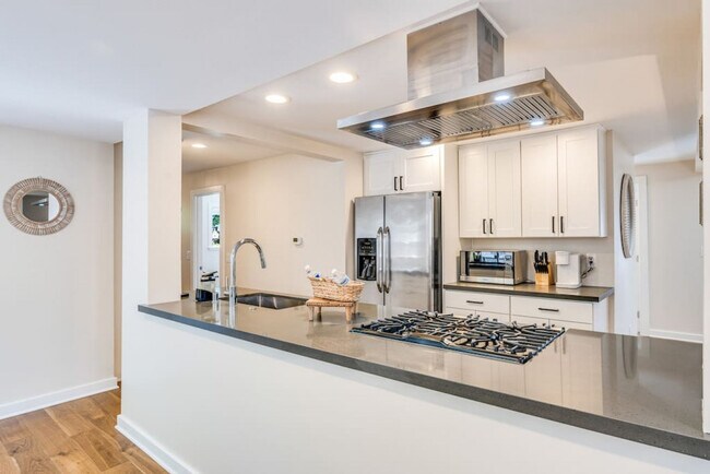 Building Photo - 6404 47th Ave SW