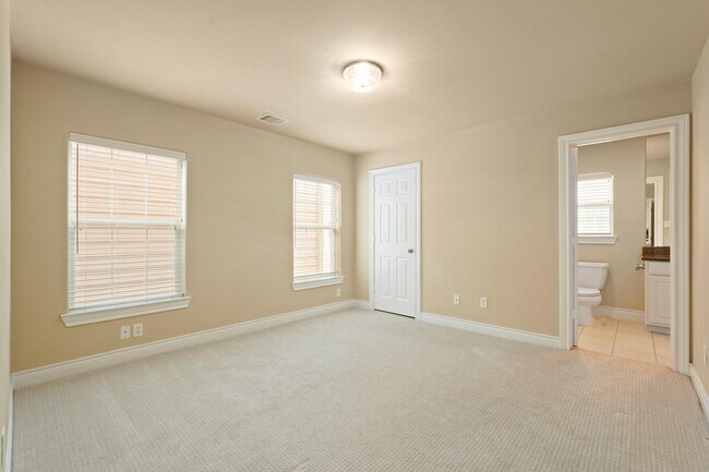 Building Photo - 2615 Cheshire Oaks Dr