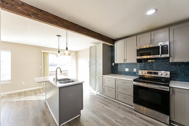 Building Photo - 981 Conifer Ct