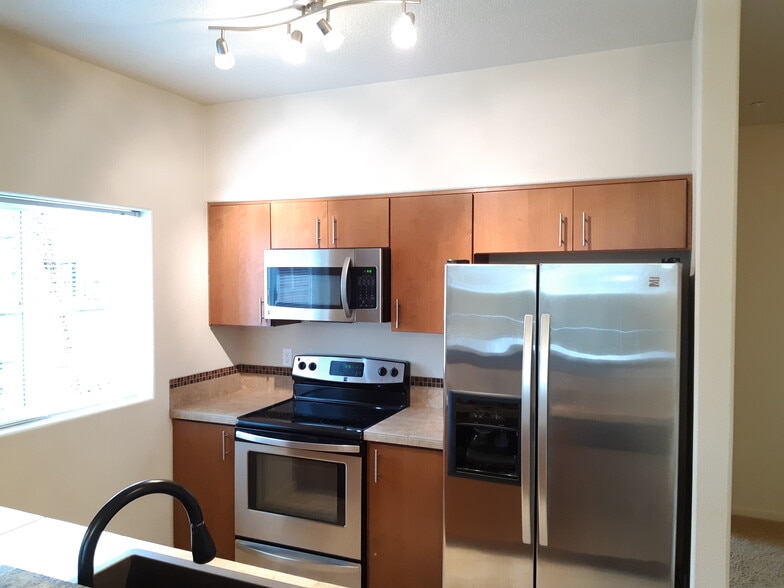 Appliances - 10664 NE Holly St