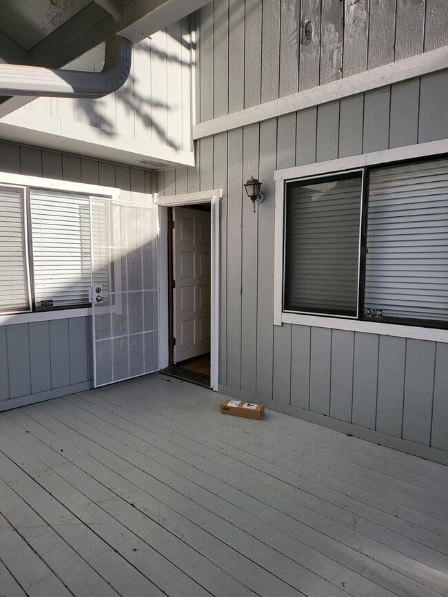 Building Photo - Recently Upgraded Townhouse in the Hills o...