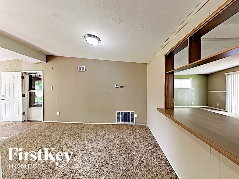 Building Photo - 805 Robinwood Dr