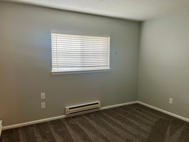 Building Photo - 2 Bedroom 2 Bathroom Aurora Condo!