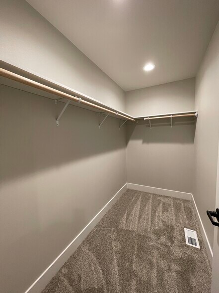 Building Photo - 412 W 1st St