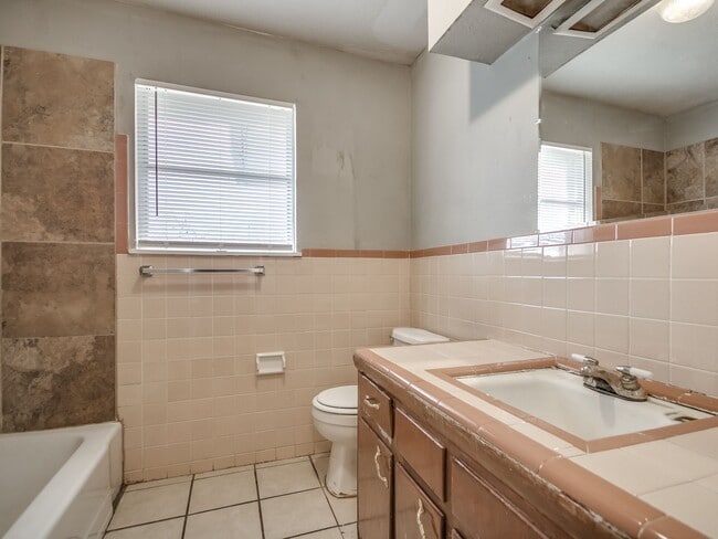 Building Photo - 5004 S Broadway Ave