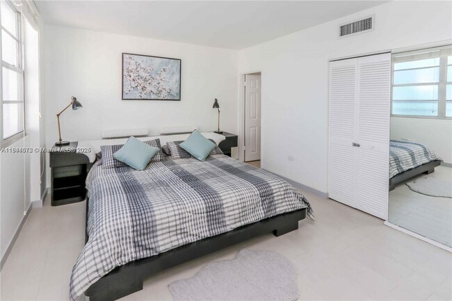 Building Photo - 999 Brickell Bay Dr