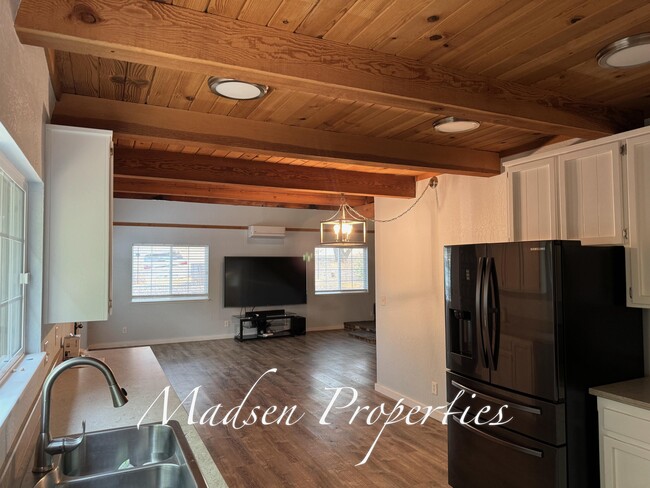 Building Photo - 20 Fairhill Dr