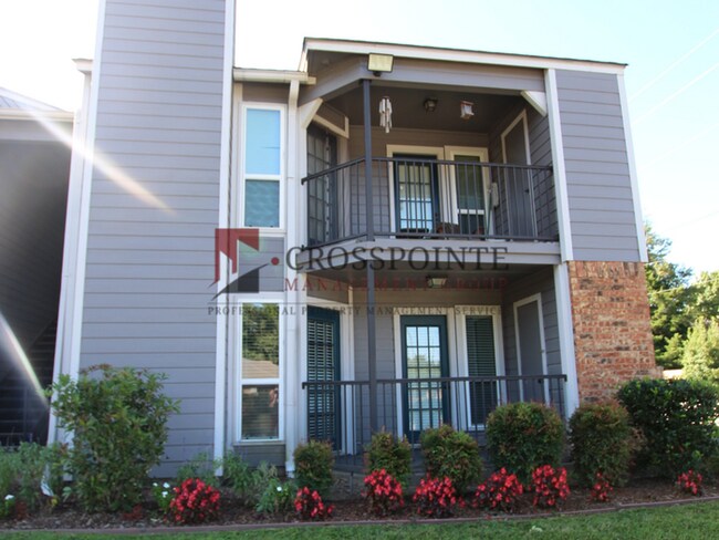 Building Photo - Tour Today: Downstairs 1 Bed 1 Bath Apartment!