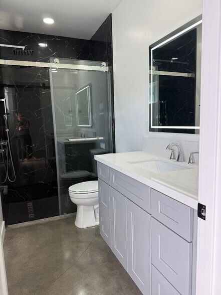 Building Photo - 4066 Hickory Ln