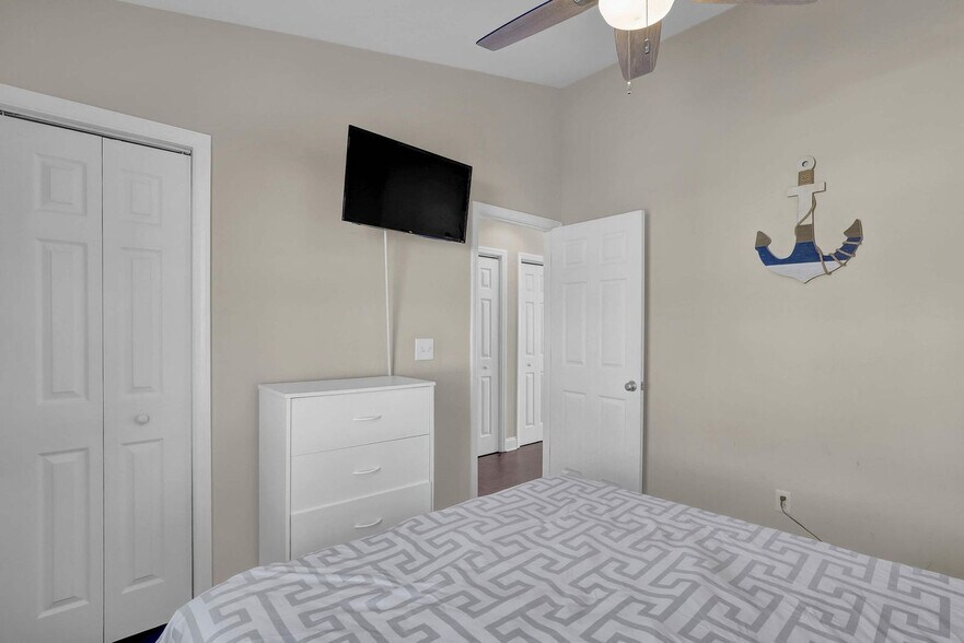Building Photo - 828 N New River Dr