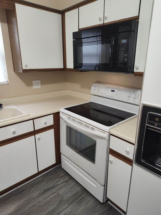 Building Photo - Well Maintained Condo Gated Community