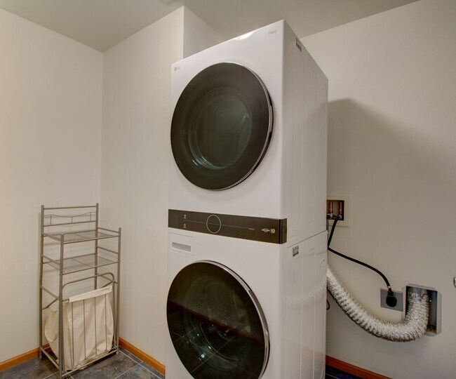 Building Photo - Spacious 2 Bed 2 Bath Condo with Private Balcony