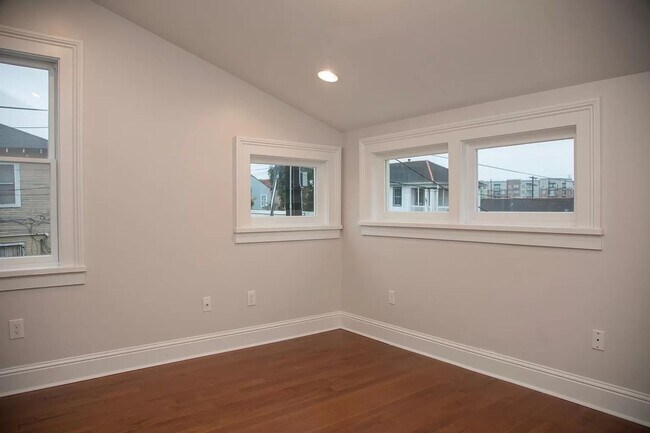 Building Photo - 3200 Banks St