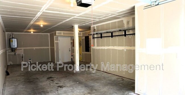 Building Photo - 814 NW Highgarden Dr