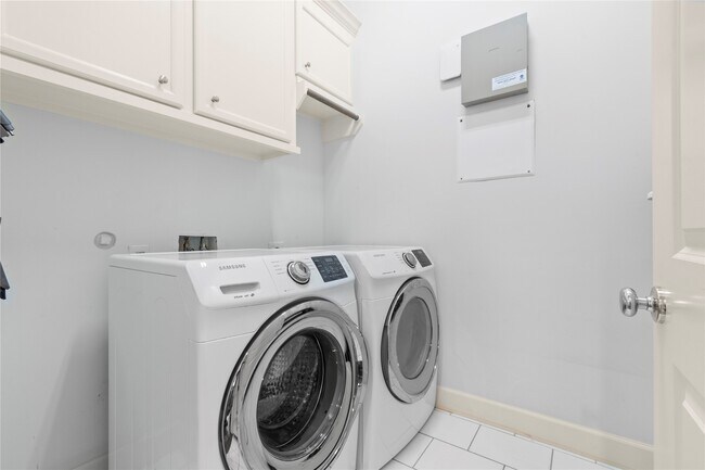 Building Photo - 6404 Community Dr