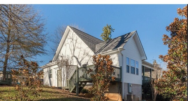 Building Photo - 477 Probart St