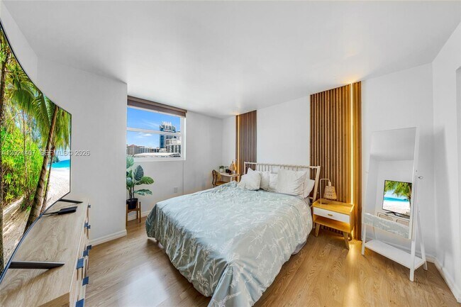 Building Photo - 5880 Collins Ave
