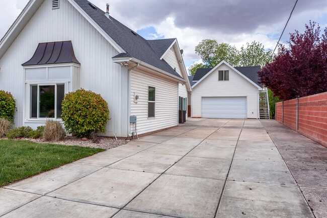 Building Photo - Pet-friendly home in downtown Hurricane