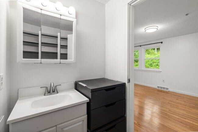 Building Photo - 24 Speen St