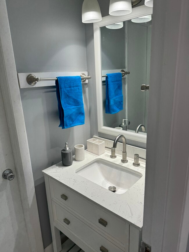 Building Photo - 210 75th Ave N