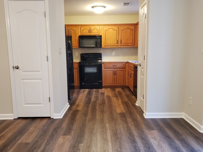 Building Photo - 2BR Townhouse in Canton