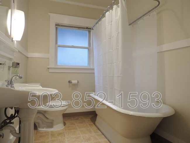 Building Photo - 122 SE 60th Ave