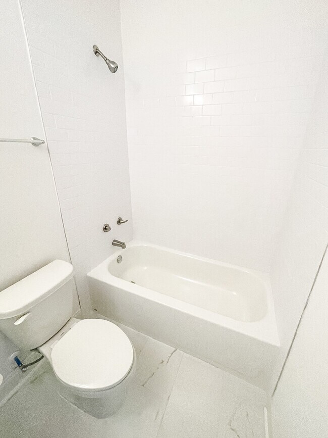 Building Photo - Pet Friendly End Unit Townhome