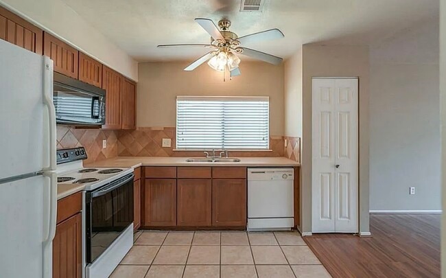 Building Photo - 1202 E Red Cedar Cir