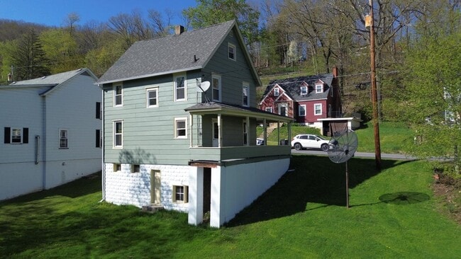 Building Photo - 349 E 5th St