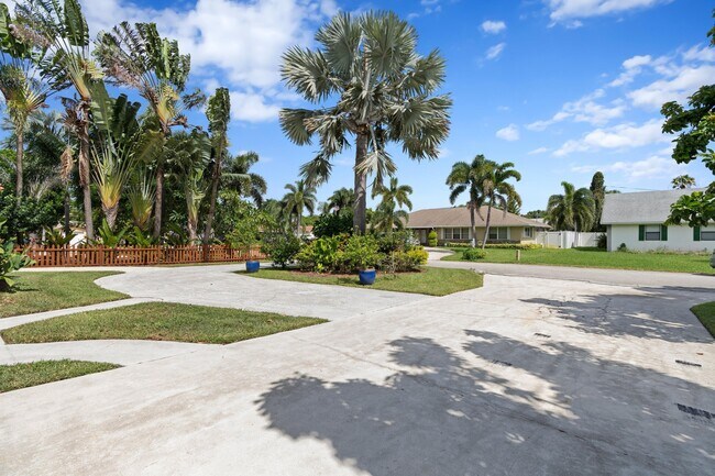 Building Photo - 2996 Cardinal Dr