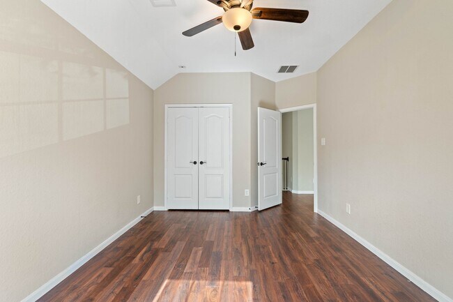 Building Photo - 208 Forest Peak Way