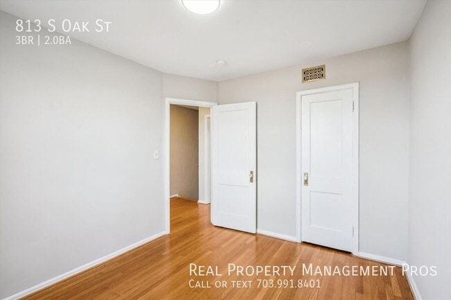 Building Photo - 813 S Oak St