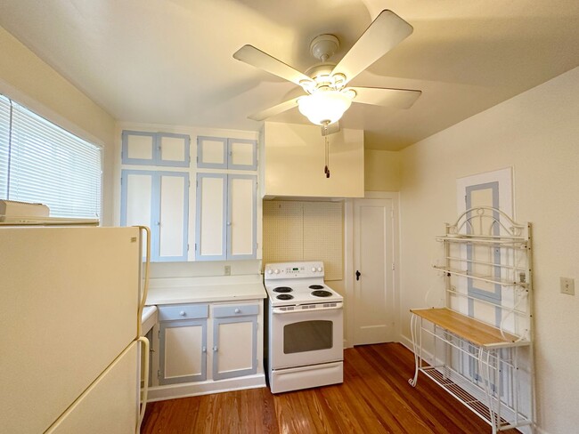 Building Photo - Beautiful 1 Bedroom Home Near Sorority Row!!!