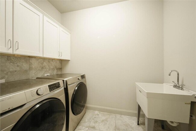 Building Photo - 2745 Troutt Dr