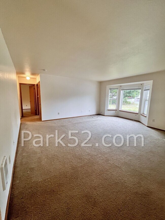 Building Photo - 2 Bedroom 1 Bathroom Tacoma Duplex