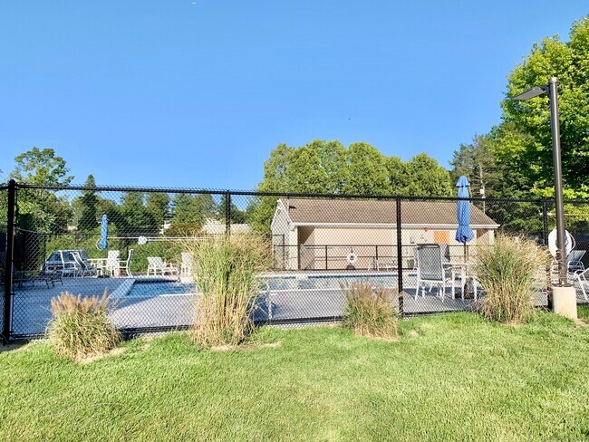 Building Photo - 136 Pembroke Rd