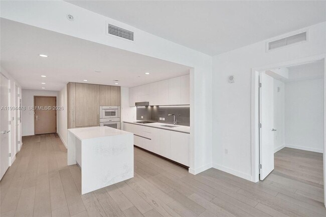 Building Photo - 9221 E Bay Harbor Dr