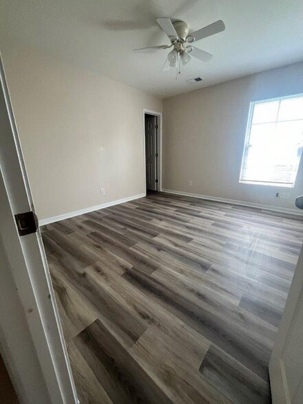 Building Photo - 447 Palm Frond Dr