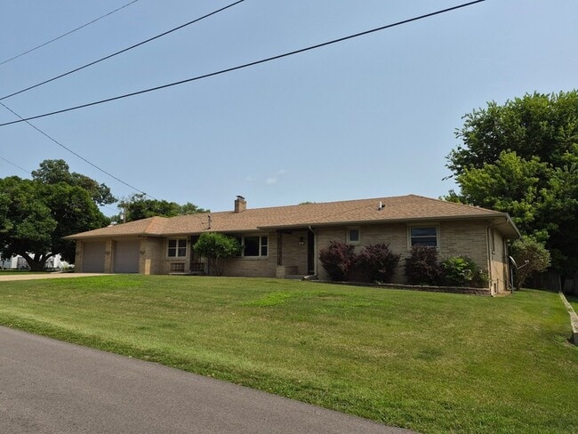 Building Photo - 403 Oak St