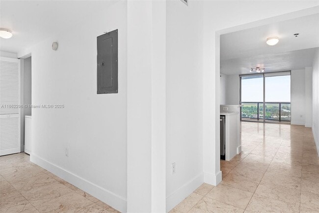 Building Photo - 2641 N Flamingo Rd