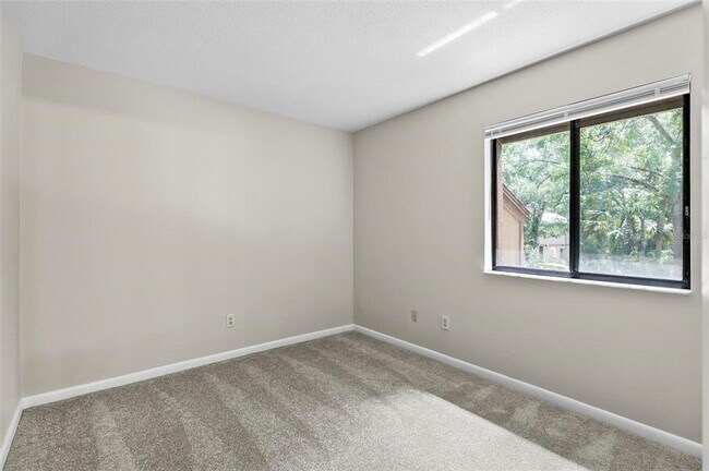 Building Photo - 14 Oakmont Ct