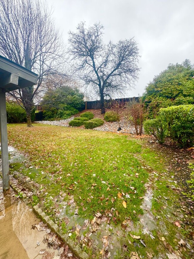 Building Photo - Spacious Home in West Redding