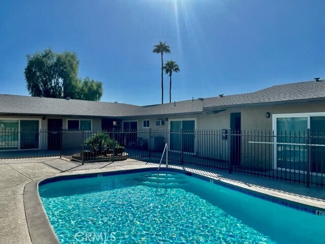 Building Photo - 685 E Vista Chino