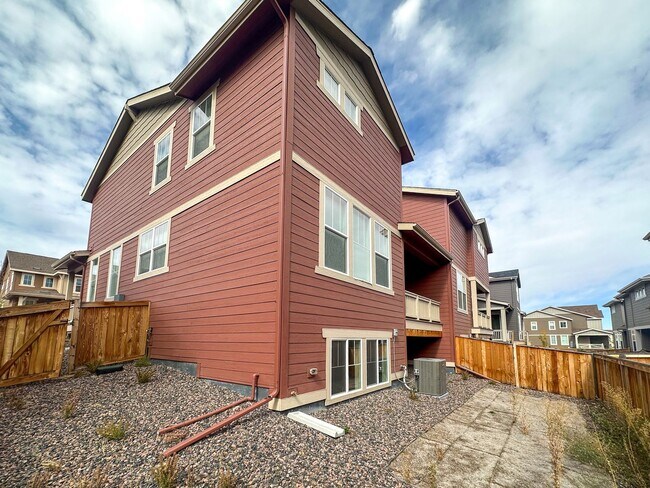 Building Photo - Luxurious 3bd home in Dove Village