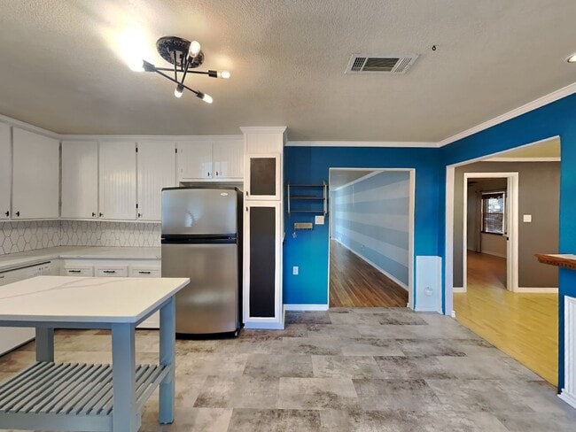 Building Photo - Live Where Location and Comfort Come Together